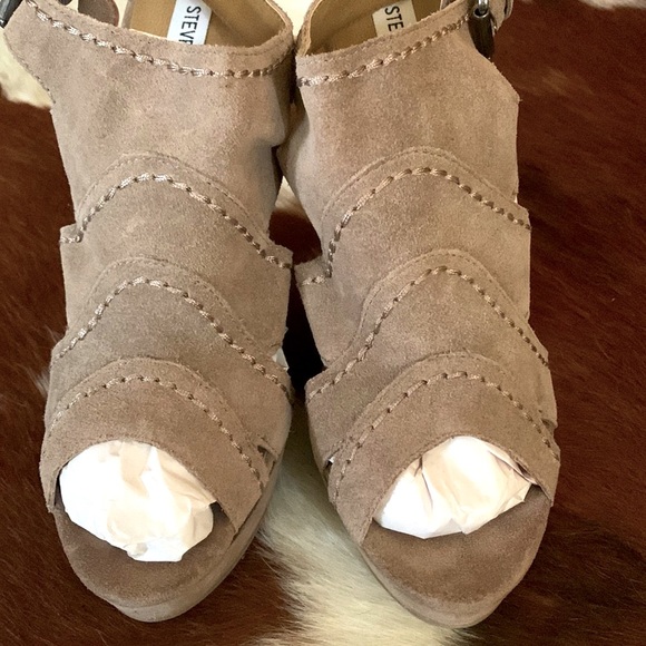Steve Madden Suede Heel - Picture 8 of 12